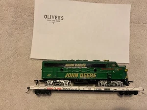 Motor de tren Bachmann John Deere y vagón de tren de plataforma plana - Imagen 1 de 8