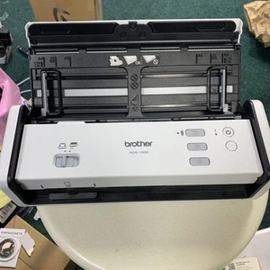 Brother ADS-1300 1200DPI 30ppm scanner ADF 20 feuilles ADF USB TYPE C - Photo 1/6