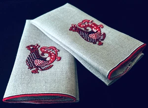 Paar Vintage Constance Leiter Fingerspitzentücher Drachen handbestickt XX552 - Bild 1 von 6