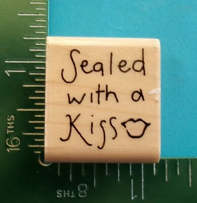 Sello de goma sellado con un beso diciendo cerca de mi corazón Foto 1 de 2