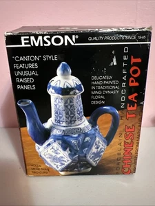 Nuevo en caja Tetera China Porcelana Emson Azul 2 Tazas Estilo Cantón Paneles Elevados - Imagen 1 de 4