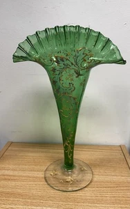 Jarrón antiguo Moser con volantes de vidrio verde bohemio dorado esmalte diseño floral - Imagen 1 de 10