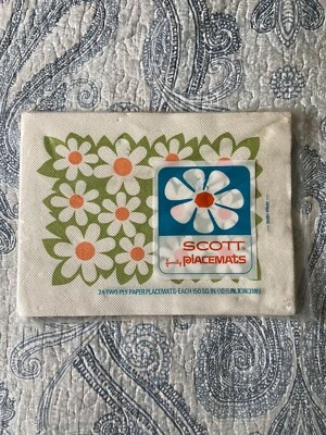 Vintage NOS 1966 Scott Paper Placemats 24 Two-Ply. 10.5"x14.3" RETRO DAISY PRINT - Image 1 of 4