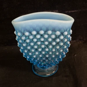 FENTON BLUE OPALESCENT HOBNAIL GLASS MINI FOOTED FAN VASE - CIRCA 1940 EXCELLENT - Picture 1 of 8