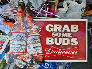 LETRERO METÁLICO BUDWEISER (AGARRA ALGUNOS COGOLLOS) 23×19 - Imagen 1 de 10