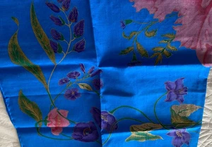 100% Thai silk square, vibrant blue with flowers pattern, NWOT, 88x88cms - Picture 1 of 7