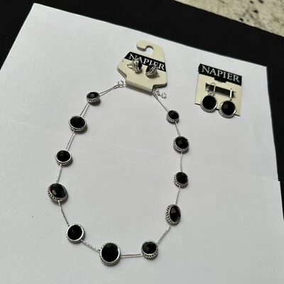 Napier Tono Plata Estrás Negro 2 Juegos de Pendientes Perforados / 1 Collar Foto 1 de 4