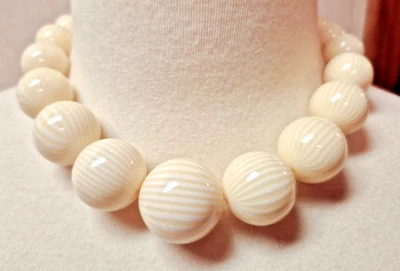 Collar grueso acrílico color crema 18 pulgadas tamaños cuentas graduadas Foto 1 de 4