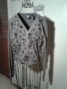 GAP, Suéter Cárdigan Corto Para Mujer con Botones, Gris/Negro, Talla Pequeña  - Imagen 1 de 3