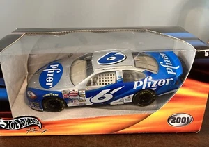 2001 NASCAR 1:24 Hot Wheels Racing #6 Pfizer Diecast Car Roush Racing - Picture 1 of 9