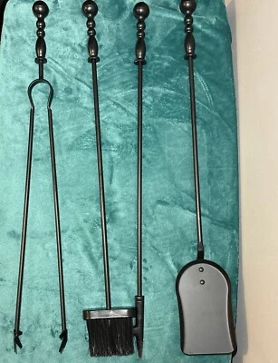 Juego de herramientas para chimenea de hierro negro de cuatro piezas Foto 1 de 4