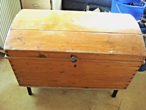 sehr alte Holtruhe auf Füßen   braun - Bild 1 von 3