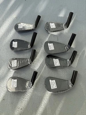 Hierros negros T200 2023 4-PW, 48 cabezales diestros solamente Foto 1 de 2