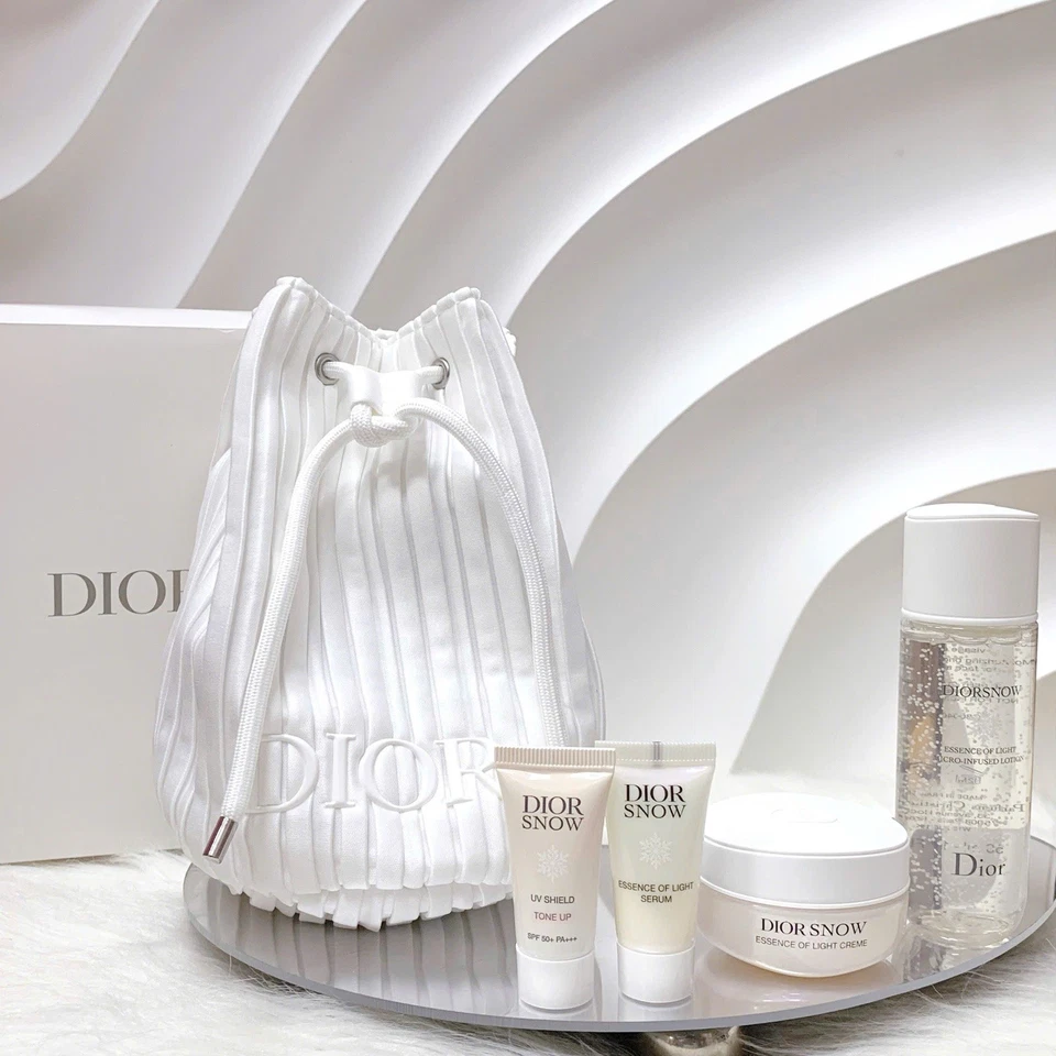[ PRE-ORDER ] CHRISTIAN DIOR SNOW BRIGHTENING SKINCARE HOLIDAY LIMITED GIFT SET - image 1 of 4