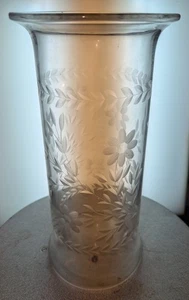 Vintage Vase aus geschliffenem Glas gerade mit geätzten Blattringen, oben und unten.  - Bild 1 von 3