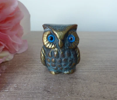 Figurine miniature chouette hibou laiton aux yeux bleus, Sculpture grecque hibou - Photo 1/4