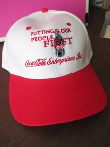 SCHÖNER Vintage Coca Cola Enterprises Druckknopflasche Hut Putting People First Toppers NEU - Bild 1 von 4