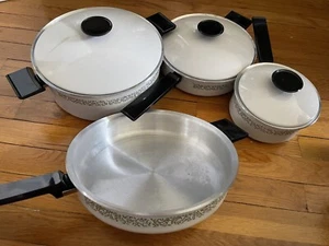 Vtg West Bend Laureleaf 4 Piece Pots Set: 5, 2.5, 1.5 qt, 3 lids & 10in Skillet - Picture 1 of 5