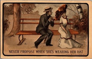 Postkarte Nie vorschlagen, wenn sie ihren Hut trägt Roth & Langley um 1910 - Bild 1 von 3