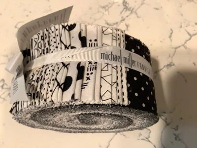 "Rollo de gelatina blanco y negro Michael Miller 2,5"" tiras de tela 40 piezas" Foto 1 de 3