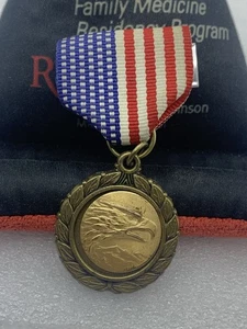 ADLER 3" ADLER MEDAILLE ANSTECKNADEL MIT ROT/WEISS/BLAU USA FLAGGE BAND B1 - Bild 1 von 4