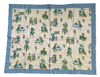 Cobertor de berço vintage Holly Hobbie pendurado na parede feito à mão caseiro 36”x 28” - Imagem 1 de 4