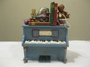 Vintage 1991 Enesco Klavier Figur Spieluhr Spielzeugkiste "Lets Go Fly A Kite" *LESEN* - Bild 1 von 8