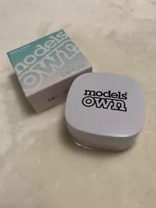 New In Box Models Own Grand Finale Loose Powder with Puff & Mirror!!! GFLO8 01 - Picture 1 of 3