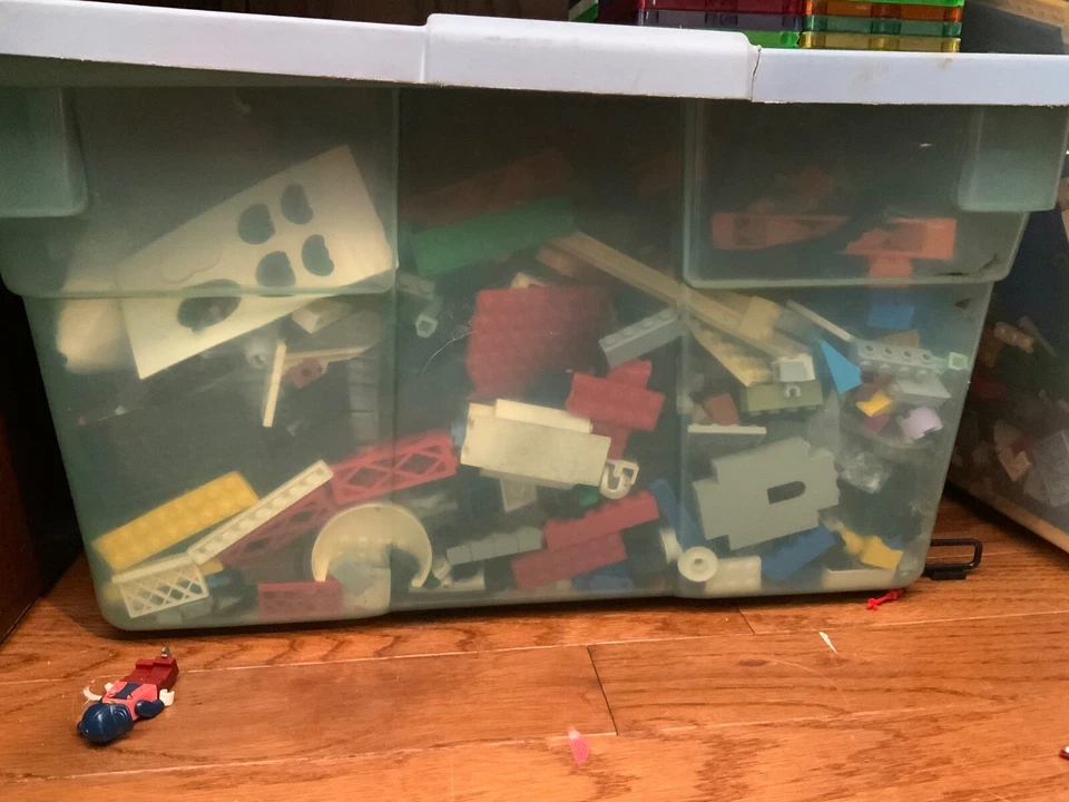 отверстие большое ведро lego и куча руководств - Изображение 1 из 1