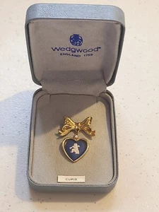 Wedgwood blaues Jaspis und goldfarbenes Herz mit Amor & Schleife Brosche Pin - Bild 1 von 4