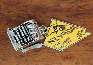 Vintage silver SLOT MACHINE & LAS VEGAS NEVADA STATE MAP MOVABLE charm RARE #M - Bild 1 von 8