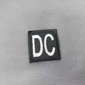 Iniziali monogrammate DC Black White 1 3/8x1 1/4" ferro su patch Washington Comics - Foto 1 di 2