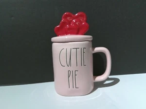 Taza Cutie Pie Rosa Cerámica Colección Artesanal Rae Dunn con Tapa Corazones Rojos Usada en Excelente Condición - Imagen 1 de 5