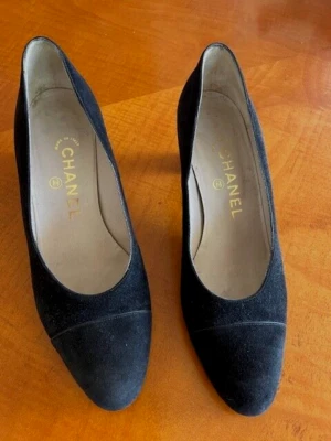 Chanel Negro Gamuza Tacón Bajo Bomba Talla 7 Foto 1 de 4