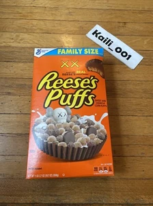 Caja de cereales Kaws Reeses Puff edición limitada tamaño familiar nueva 19,7 OZ B - Imagen 1 de 5