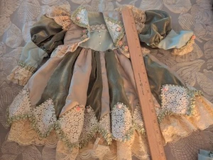 Vintage artistmade VIKTORIANISCHES KLEID Outfit großes MÄDCHEN Puppe SALBEIGRÜN breite Spitze 4-teilig - Bild 1 von 14