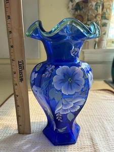 Fenton handbemalte 75th Celebration Vase 1998 kobaltblau grüner Besatz signiert. - Bild 1 von 6