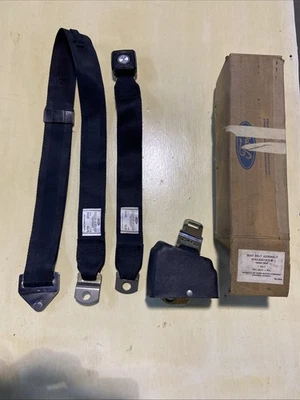 Conjunto de cinturón de seguridad negro lado del conductor Ford Galaxie LTD 1971 NUEVO DE STOCK FABRICANTE DE EQUIPOS ORIGINALES D1AZ-65611A73 Foto 1 de 4