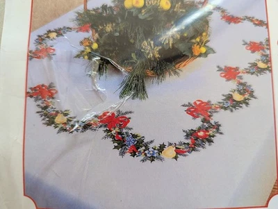 Mantel Bucilla de Mary Maxim "Guirnalda de Navidad" - Bordado 60" X 104" Foto 1 de 4