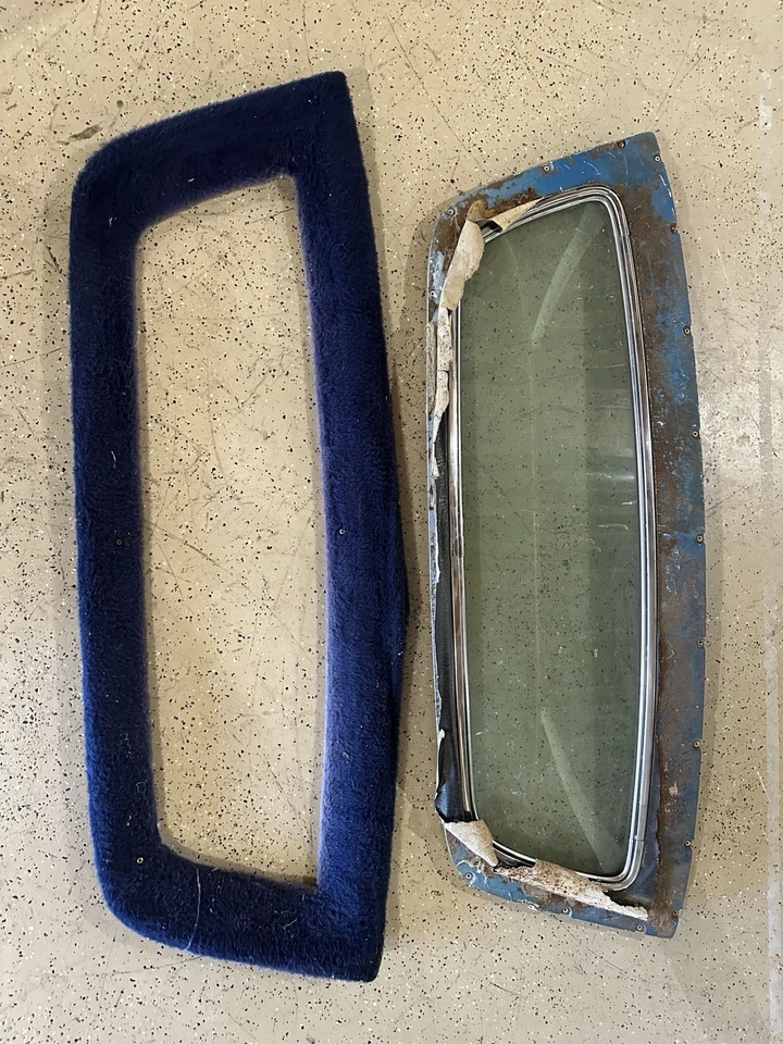 1970 Dodge Challenger SE заднее стекло вставки и внутренней отделки - Изображение 1 из 1