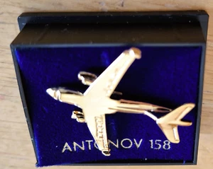 Antonov 158 Pin Neuwertig im Karton 1 1/4 Zoll x 1 1/4 Zoll Goldfarbe - Bild 1 von 1