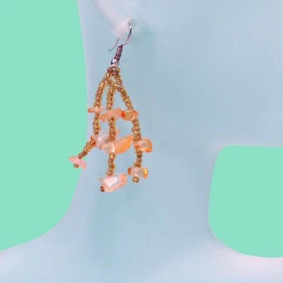 Pendiente de cuentas de semillas colgantes hecho a mano con astillas de vidrio dorado de 1 1/2" Foto 1 de 4