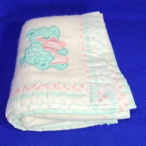 "Manta de bebé con apliques de acrílico de colección blanca con patas de osos turquesa y rosa 44"" x 34""" - Imagen 1 de 11