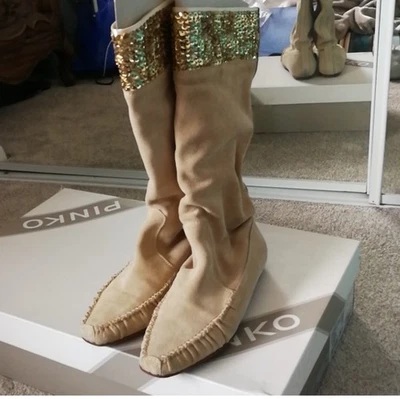PINKO Nuevas Botas Hasta la Rodilla Beige Gamuza Cuero Puños Lentejuelas Doradas Boho Chic,Talla 7 Foto 1 de 4