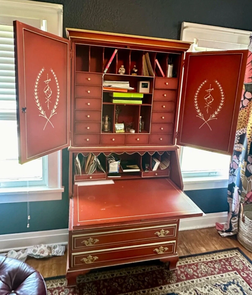 Escritorio de secretaria Jasper Cabinet Co. lacado rojo madera de cerezo, alrededor de los años 70 Foto 1 de 4