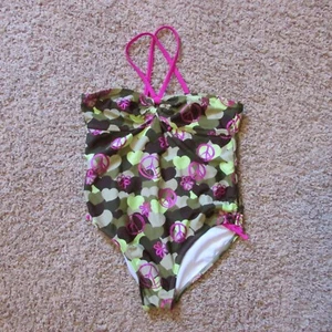 Costume da bagno nuovo senza etichette OP XL 14/16 verde mimetico cuori rosa segni metallici pace pezzo unico - Foto 1 di 2