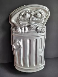 Oscar the Grouch Torte Pan vintage 1977 stampo caramelle alluminio Wilton Sesame Street - Foto 1 di 1