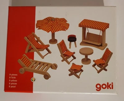 GOKI Puppenmöbel Garten 9tlg aus Holz für Kinderpuppenhaus 51913 Gartenmöbel NEU - Bild 1 von 2