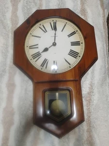 Seltene Vintage Harris & Mallow Schulhaus Wanduhr (neuwertig) - Bild 1 von 16