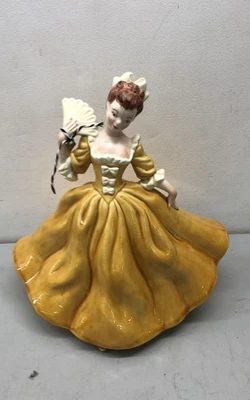 Estatuilla jardinera vintage de dama con bolsillo en la pared vestido amarillo estilo colonial 12,5" Foto 1 de 4